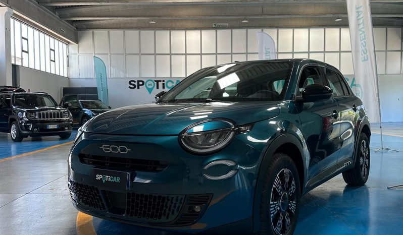 LA 600 CHE SI FA NOTARE – 145 CV, HYBRID E AUTOMATICA! pieno