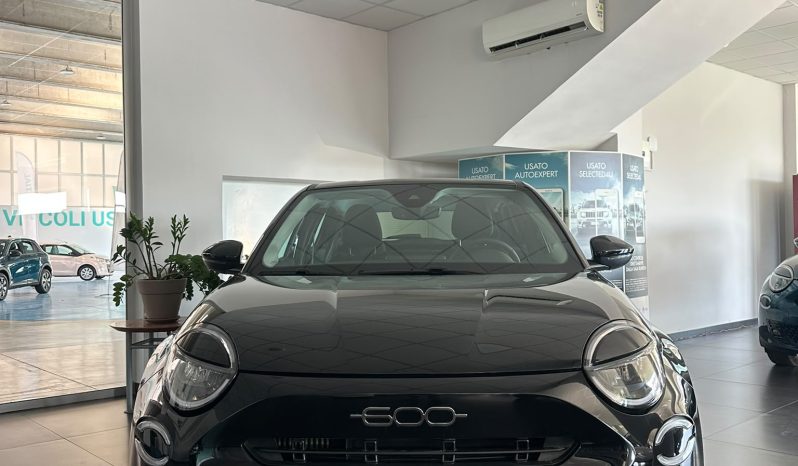 FIAT 600: COMPATTA, GRINTOSA, HYBRID! pieno