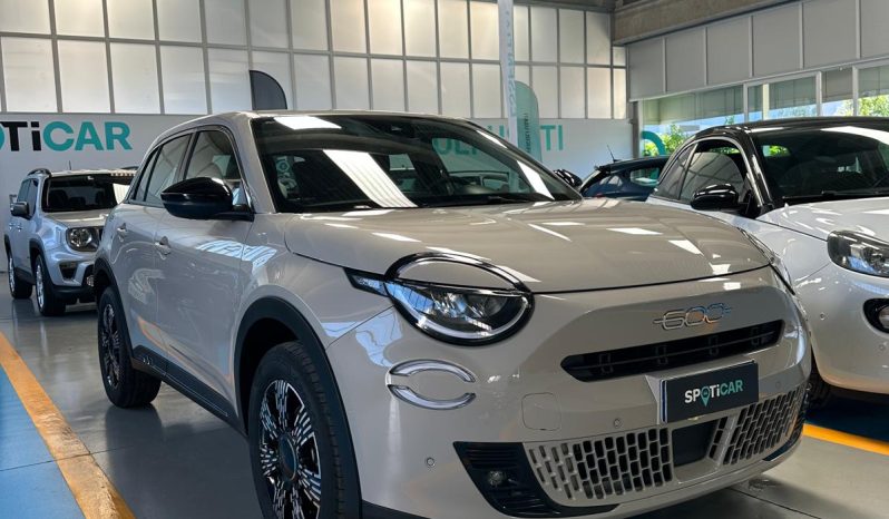 CREMA CAPPUCCINO, 145 CV E CAMBIO AUTOMATICO: È LA FIAT 600!! pieno