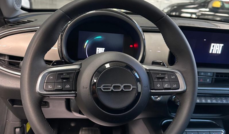 CREMA CAPPUCCINO, 145 CV E CAMBIO AUTOMATICO: È LA FIAT 600!! pieno